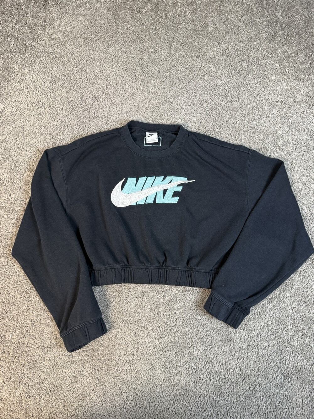 Nike Sweatshirt Womens M Black Pullover Cropped Graphic Embroidered Fleece